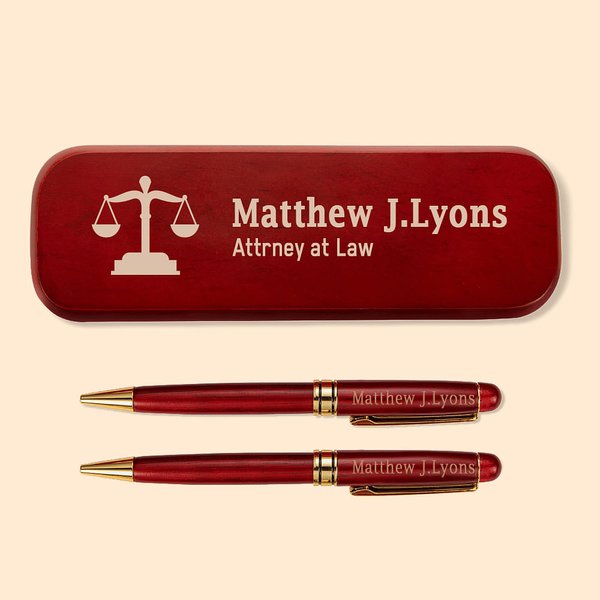 Gepersonaliseerde houten gegraveerde balpen etui set met schaal van justitie of rechter voorzittershamer logo verjaardag afstuderen geschenk voor advo