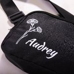 Sac Banane Personnalisé avec Nom et Fleur de Naissance Sace de Sport avec Ceinture Réglable Cadeau Anniversaire St-Valentin pour Femme