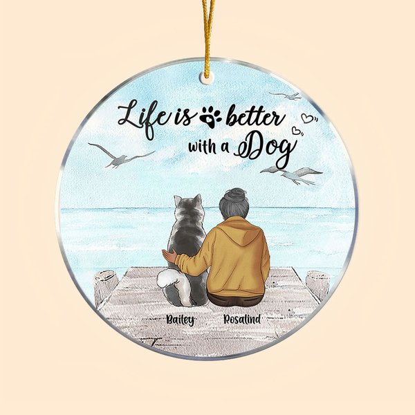 Gepersonaliseerd Life is Better with a Dog Rond Acryl Hangend Ornament met Zeemeeuwachtergrond Kerstverjaardagscadeau voor hondenliefhebber