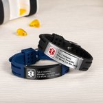 Personalisiertes Einstellbares Silikon Notfall Armband mit Edelstahl-ID Wasserdichtem Namensschild Erste Hilfe Gesundheitsgeschenk für Herren Damen
