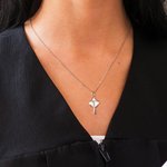 Collar colgante de birrete de graduación personalizado con nombre grabado Regalo de graduación para graduados de la promoción 2026