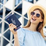 Coperta per passaporto personalizzata con nome e lingua floreale per donna, regalo di compleanno, damigella d'onore, amante dei viaggi.
