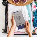 Coperta per passaporto personalizzata con nome e lingua floreale per donna, regalo di compleanno, damigella d'onore, amante dei viaggi.