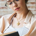 Collana personalizzata con charm a forma di libro e lettera incisa Regalo di compleanno per amanti dei libri e scrittori