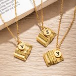 Collana personalizzata con charm a forma di libro e lettera incisa Regalo di compleanno per amanti dei libri e scrittori