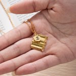 Collana personalizzata con charm a forma di libro e lettera incisa Regalo di compleanno per amanti dei libri e scrittori