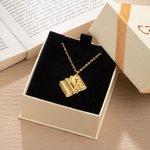 Collana personalizzata con charm a forma di libro e lettera incisa Regalo di compleanno per amanti dei libri e scrittori