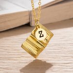Collana personalizzata con charm a forma di libro e lettera incisa Regalo di compleanno per amanti dei libri e scrittori