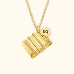 Collana personalizzata con charm a forma di libro e lettera incisa Regalo di compleanno per amanti dei libri e scrittori