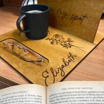 Regalo de Cumpleaños para los amantes de la Lectura Personalizado y Grabado Flor de Nacimiento Soporte de Madera para Libros Juego de Marcapáginas con