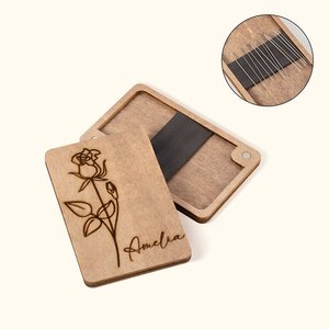 Personalisierte Geburt Blume hölzerne magnetische Nadelbox mit Namen Geburtstag Muttertag Geschenk für Nähen Liebhaber