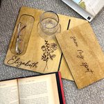 Regalo de Cumpleaños para los amantes de la Lectura Personalizado y Grabado Flor de Nacimiento Soporte de Madera para Libros Juego de Marcapáginas con