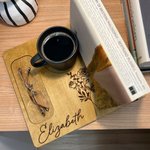 Regalo de Cumpleaños para los amantes de la Lectura Personalizado y Grabado Flor de Nacimiento Soporte de Madera para Libros Juego de Marcapáginas con