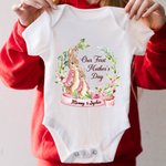 T-shirt adulte Peter Rabbit Bunny Floral et Onesie avec noms personnalisés Cadeau de fête des mères pour bébé et nouvelle maman