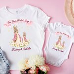Personlig vår första mors dag Peter Rabbit Bunny Floral Baby Onesie med namn Mors dag Baby Shower Present till nyfödd baby