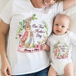 T-shirt adulte Peter Rabbit Bunny Floral et Onesie avec noms personnalisés Cadeau de fête des mères pour bébé et nouvelle maman