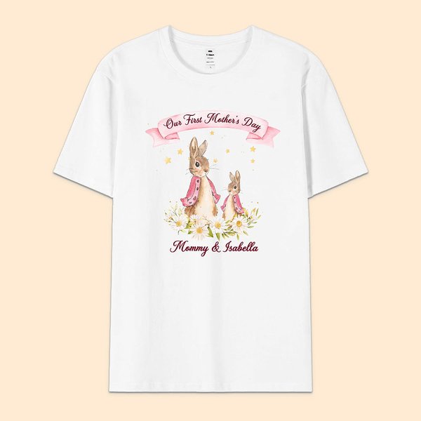 T-Shirt Adulte Personnalisé avec Noms Thème Our First Mother's Day Lapin Pierre Cadeau Fête pour Nouvelle Maman