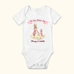 Personlig vår första mors dag Peter Rabbit Bunny Floral Baby Onesie med namn Mors dag Baby Shower Present till nyfödd baby