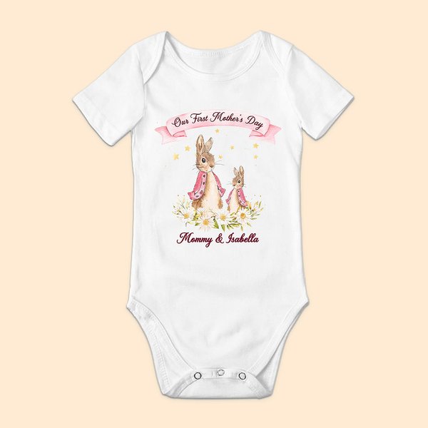 Personlig vår första mors dag Peter Rabbit Bunny Floral Baby Onesie med namn Mors dag Baby Shower Present till nyfödd baby