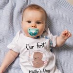 Personlig Vår första mors dag Björn Baby Onesie och mamma Matchande T-shirt med namn och år Present till baby ny mamma
