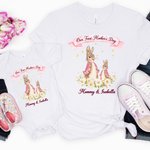 Personlig vår första mors dag Peter Rabbit Bunny Floral Baby Onesie med namn Mors dag Baby Shower Present till nyfödd baby