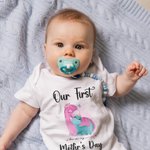 Personlig Vår första mors dag Dinosaurie Baby Onesie och mamma matchande T-shirt med namn och år Present till baby ny mamma