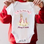 Personlig vår första mors dag Peter Rabbit Bunny Floral Baby Onesie med namn Mors dag Baby Shower Present till nyfödd baby