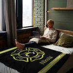 Gepersonaliseerde Brandweerman Deken met Naam en Dunne Gele Lijn Zachte Fleece Home Decoratie Verjaardagscadeau voor Brandweermannen
