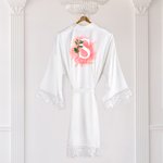 Accappatoio in raso personalizzato con fiori di nascita, pizzo e nome Regalo di nozze per damigelle d'onore per addio al nubilato
