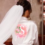 Accappatoio in raso personalizzato con fiori di nascita, pizzo e nome Regalo di nozze per damigelle d'onore per addio al nubilato