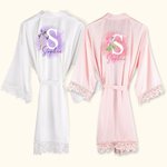 Accappatoio in raso personalizzato con fiori di nascita, pizzo e nome Regalo di nozze per damigelle d'onore per addio al nubilato