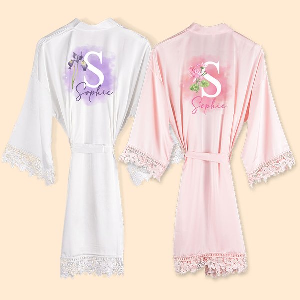 Accappatoio in raso personalizzato con fiori di nascita, pizzo e nome Regalo di nozze per damigelle d'onore per addio al nubilato