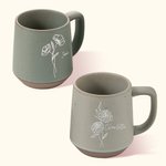Tasse en Grès Personnalisée avec Nom et Fleur de Naissance Mug de Style Rétro pour Pendaison de Crémaillère Fête des Mères Cadeau pour Famille Ami
