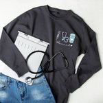 Personalizada Jeringa Estetoscopio Unisex Crewneck Camiseta Sudadera Semana de la Enfermería Regalo de cumpleaños para la enfermera médico