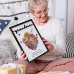 Spersonalizowany bukiet kwiatów z okazji narodzin dziecka Drewniana tabliczka z imieniem dziecka Dekoracja domu Dzień Matki Prezent urodzinowy dla mamy babci