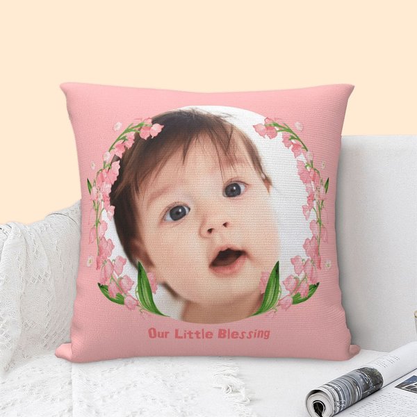 Copri cuscino personalizzato con testo per la festa della mamma, con foto del bambino e fiori di nascita.