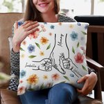 Taie d'Oreiller Personnalisée avec 1-9 Noms sur les Mains Style des Fleurs Bourrage à Choix Cadeau Anniversaire Fête des Mères Grand-mère pour Femme