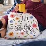 Taie d'Oreiller Personnalisée avec 1-9 Noms sur les Mains Style des Fleurs Bourrage à Choix Cadeau Anniversaire Fête des Mères Grand-mère pour Femme