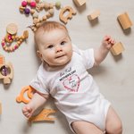 T-shirt personnalisé Notre première fête des mères avec fleurs en forme de coeur Onesie pour bébé avec nom Cadeau pour nouvelle maman bébé