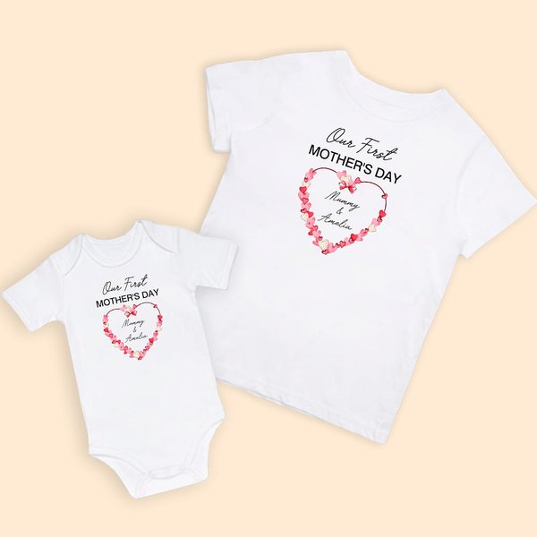 T-shirt personnalisé Notre première fête des mères avec fleurs en forme de coeur Onesie pour bébé avec nom Cadeau pour nouvelle maman bébé