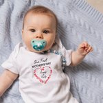 T-shirt personnalisé Notre première fête des mères avec fleurs en forme de coeur Onesie pour bébé avec nom Cadeau pour nouvelle maman bébé