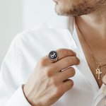 Anello personalizzato in metallo con iniziali impilate e testo inciso regalo di fidanzamento festa del papà per amico e famiglia