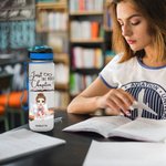 Gepersonaliseerde Just A Girl Who Loves Books 32oz Water Tracker Bottle met Schaalverdeling Verjaardagscadeau voor boekenliefhebbers