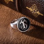 Anello personalizzato in metallo con iniziali impilate e testo inciso regalo di fidanzamento festa del papà per amico e famiglia