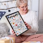 Personalisierte Holding Mom Hände Aquarell floralen hölzernen Plaque mit Stand Tischdekoration Muttertag Geburtstag Geschenk für Mama Oma