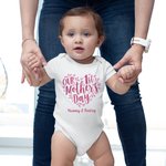 Camiseta personalizada con estampado de corazones 100% algodón Body para bebé con nombre a juego Nuestro primer regalo del Día de la Madre para la nueva mamá Bebé