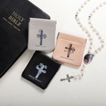 Cruz personalizada y ramillete de flores de nacimiento Bolsa de rosario de cuero con tapa de presión Regalo cristiano de confirmación para mujer