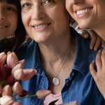Collar colgante personalizado con flor de nacimiento grabada y foto regalo de Día de la Madre o cumpleaños para mujer