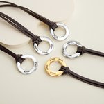Collana con ciondolo a cerchio personalizzato con cordoncino in pelle con 1-4 nomi incisi regalo per festa del papà anniversario per famiglia