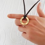Collana con ciondolo a cerchio personalizzato con cordoncino in pelle con 1-4 nomi incisi regalo per festa del papà anniversario per famiglia